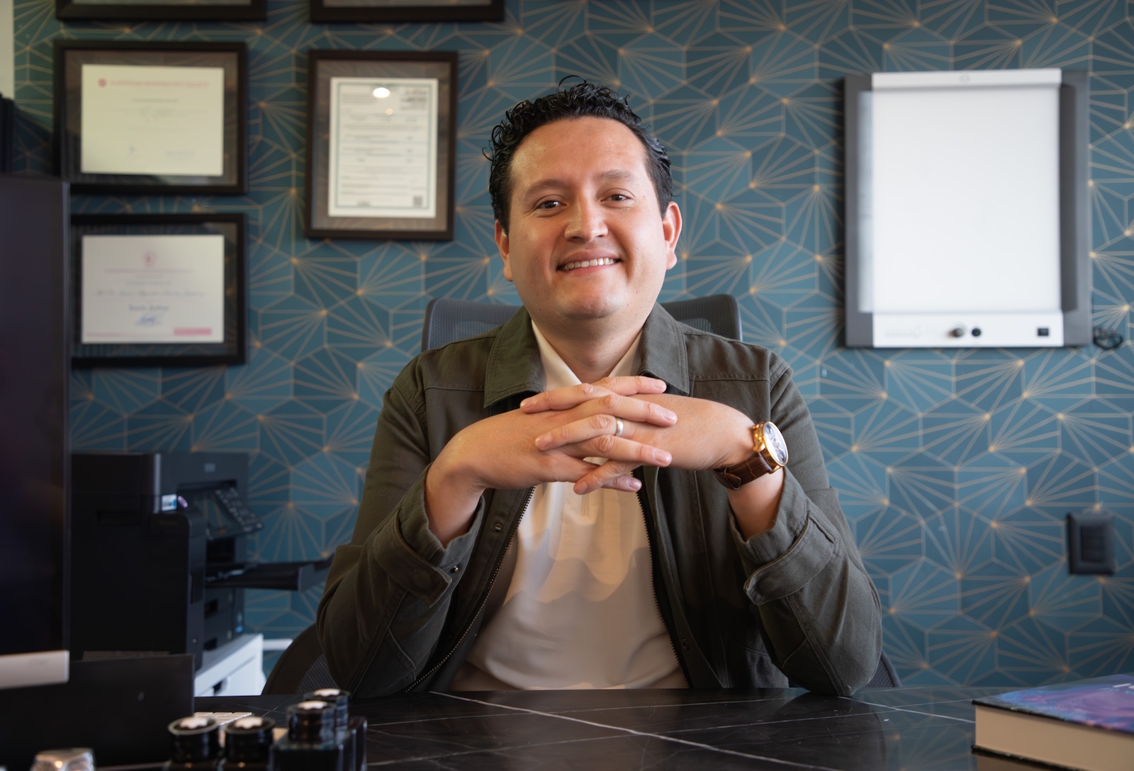 Dr. Jaime Alejandro Sánchez Gutiérrez, neumólogo y médico pleural, en su consultorio de Guadalajara