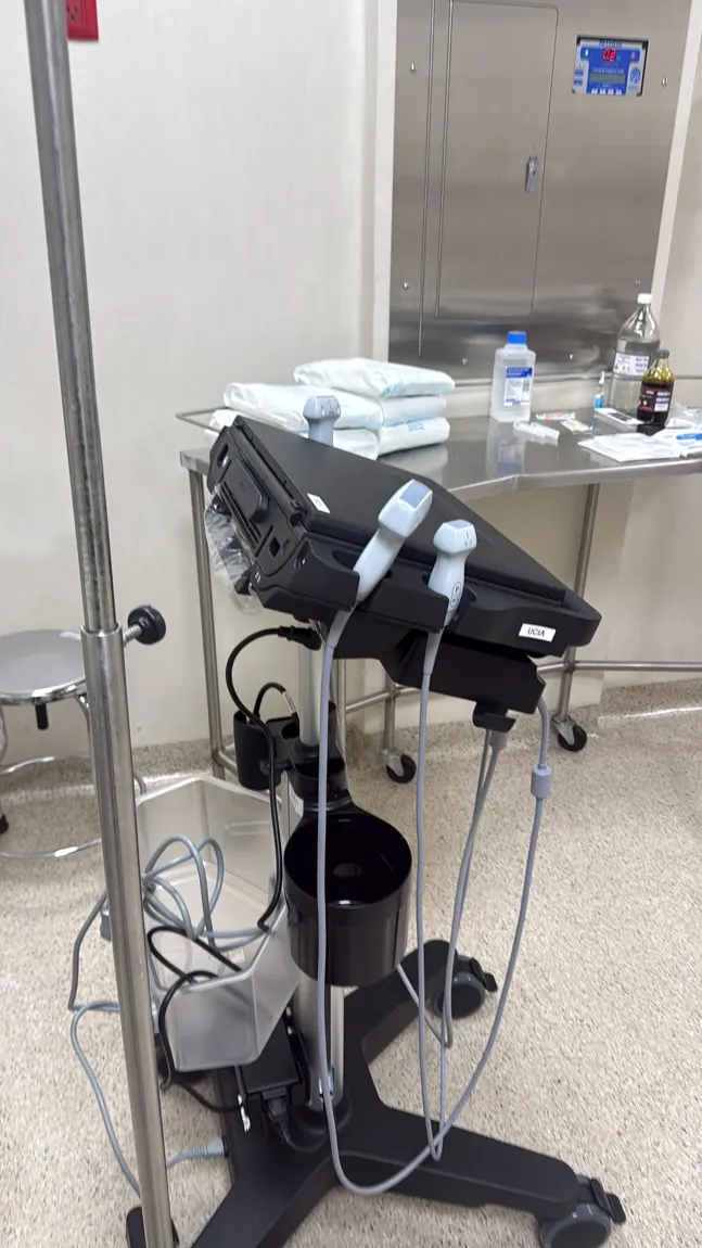 Equipo de ultrasonido portátil junto a la mesa de material