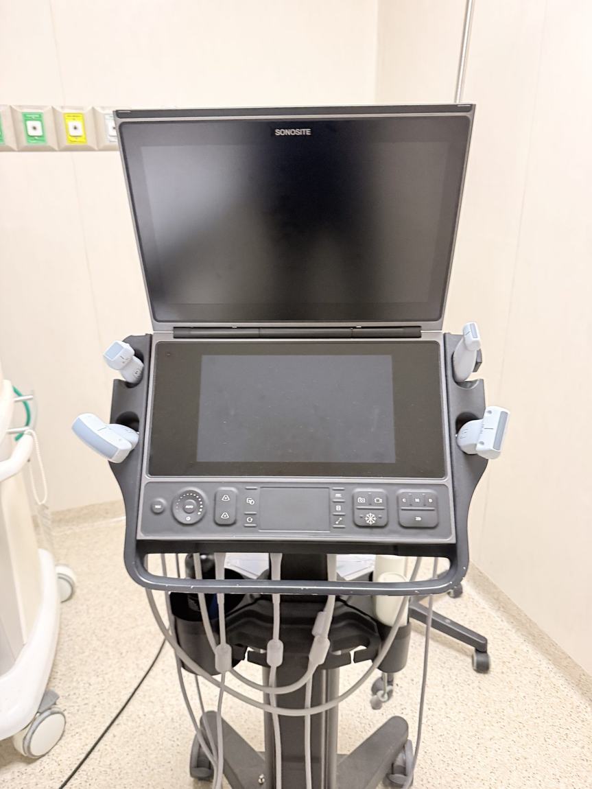 Equipo de ultrasonido portátil en la sala de procedimientos