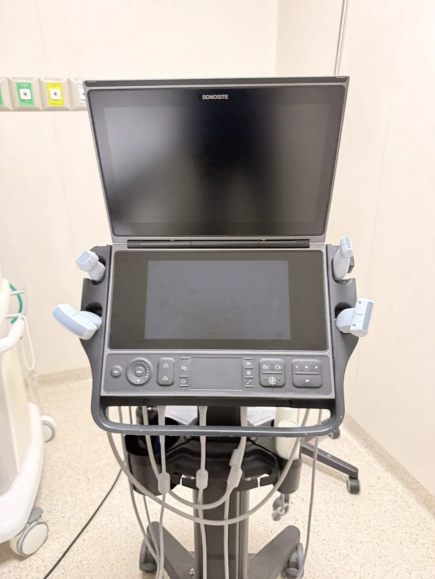 Equipo de ultrasonido en el consultorio de neumología