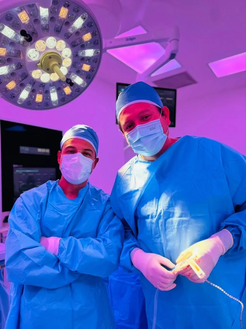 Dos médicos en el quirófano al terminar un procedimiento