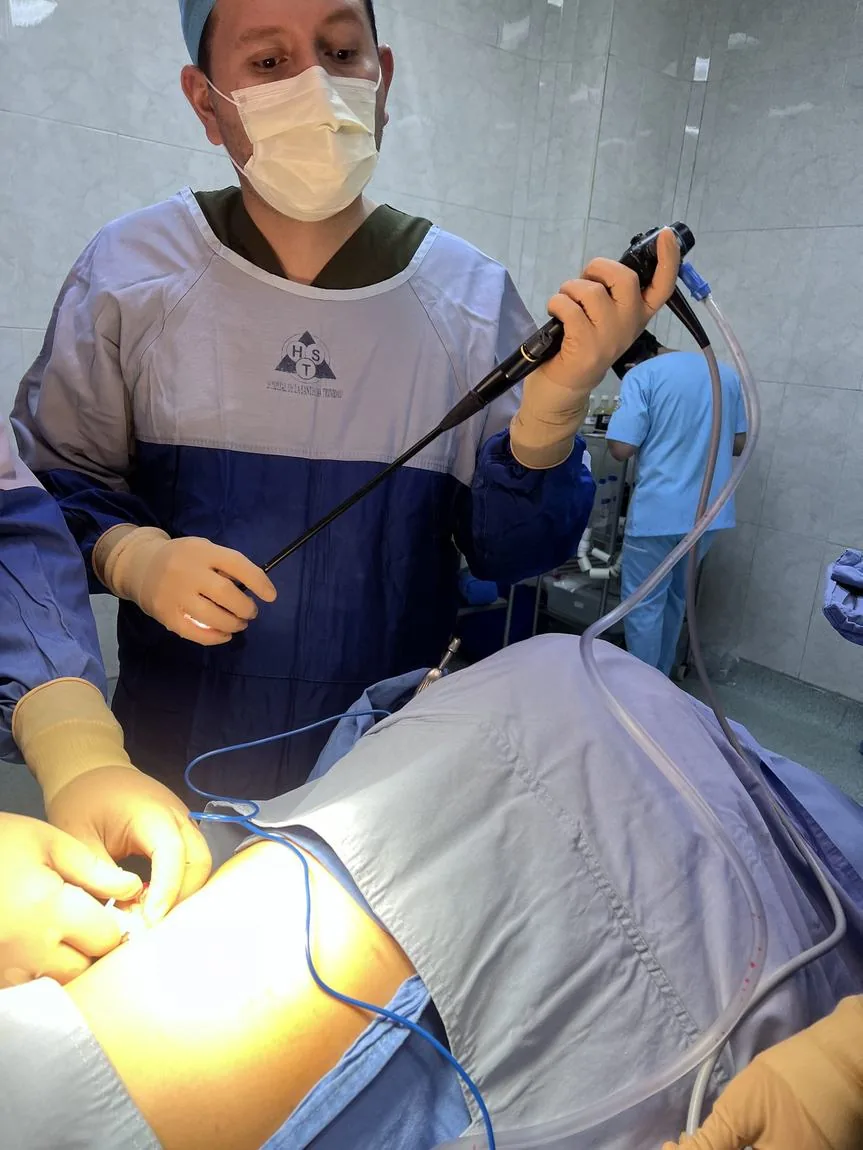Pleuroscopia en curso, con el paciente de lado y el instrumento introducido entre las costillas