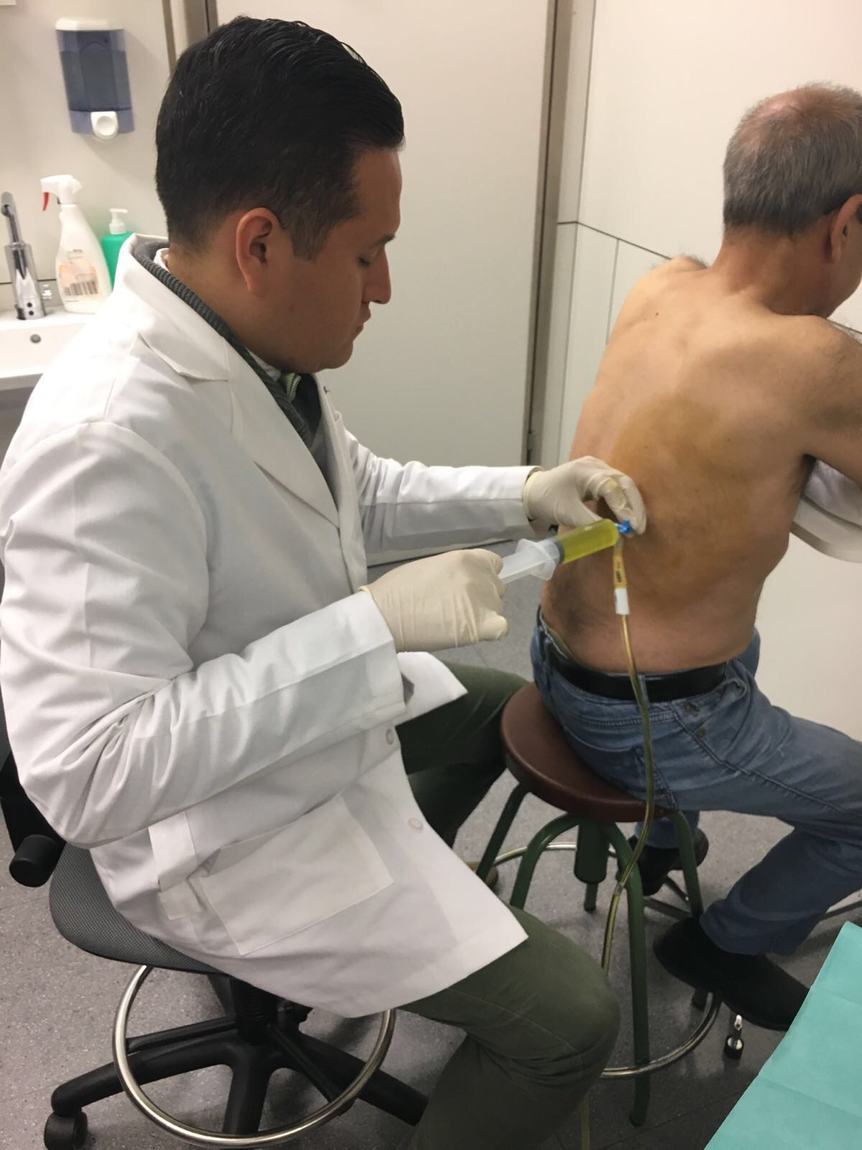 Toracocentesis realizada en el consultorio, con el paciente sentado de espaldas